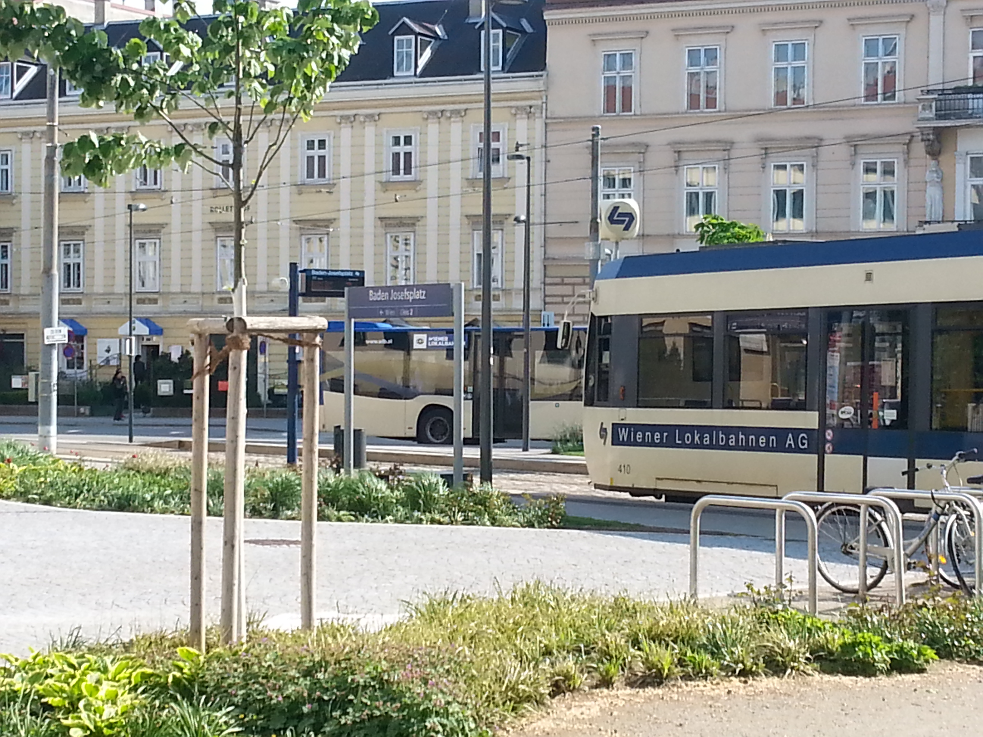 Wiener Lokalbahn in Baden Josefsplatz, Juni 2017